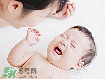 寶寶驚跳是什么癥狀？寶寶驚跳反應(yīng)怎么安撫？