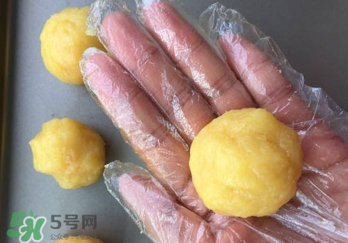 蛋黃酥油皮怎么揉出膜？蛋黃酥油皮不出膜怎么辦？
