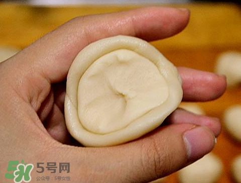 蛋黃酥油皮破了怎么辦？做蛋黃酥油皮破皮原因