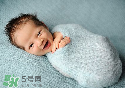 剪臍帶時寶寶會不會疼？剪臍帶寶寶疼嗎？