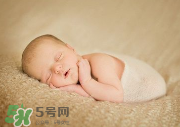 剪臍帶時寶寶會不會疼？剪臍帶寶寶疼嗎？