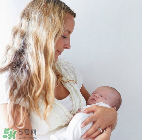 新生寶寶怎么抱？新生寶寶可以豎著抱嗎？