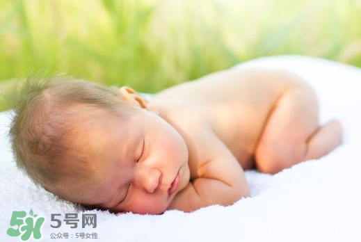 寶寶曬太陽后出濕疹正常嗎？寶寶曬太陽會出濕疹嗎？