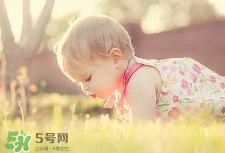 寶寶曬太陽后出濕疹正常嗎？寶寶曬太陽會出濕疹嗎？