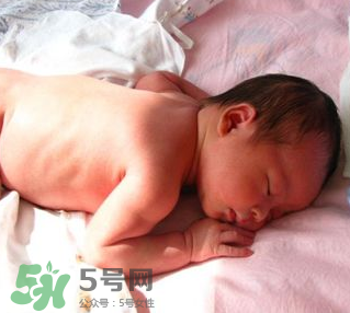 寶寶曬太陽后出濕疹正常嗎？寶寶曬太陽會出濕疹嗎？