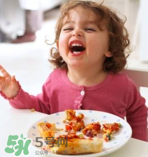 怎么培養(yǎng)寶寶自己吃飯？如何培養(yǎng)寶寶自己吃飯