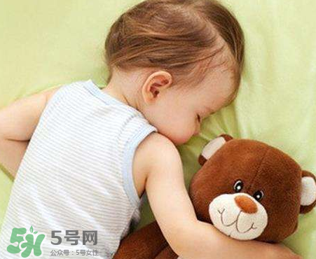 怎么樣培養(yǎng)寶寶自己入睡？怎么樣培養(yǎng)寶寶整夜睡覺？
