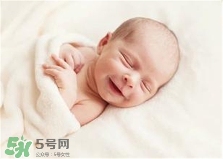 寶寶驚跳是什么癥狀？寶寶驚跳反應(yīng)怎么安撫？