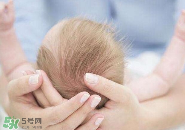 新生寶寶幾個(gè)月可以豎著抱？寶寶豎著抱的正確姿勢(shì)