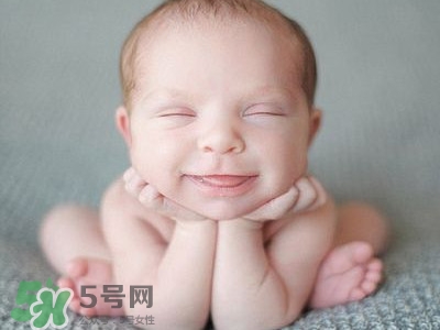 寶寶剛出生可以喝奶粉嗎？剛出生的寶寶喝多少奶粉？