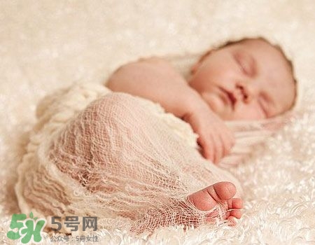 寶寶剛出生可以喝奶粉嗎？剛出生的寶寶喝多少奶粉？