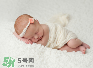 寶寶驚跳是什么癥狀？寶寶驚跳反應(yīng)怎么安撫？