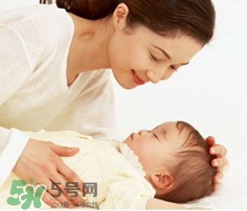 寶寶驚跳是什么癥狀？寶寶驚跳反應(yīng)怎么安撫？