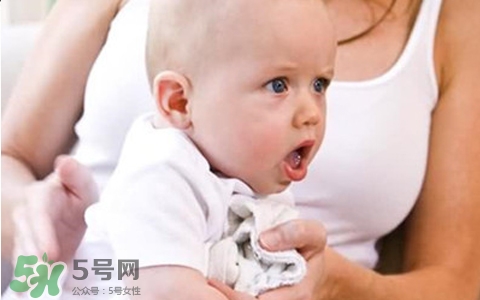 新生兒吐奶是什么原因？新生兒吐奶從鼻子出來怎么回事？
