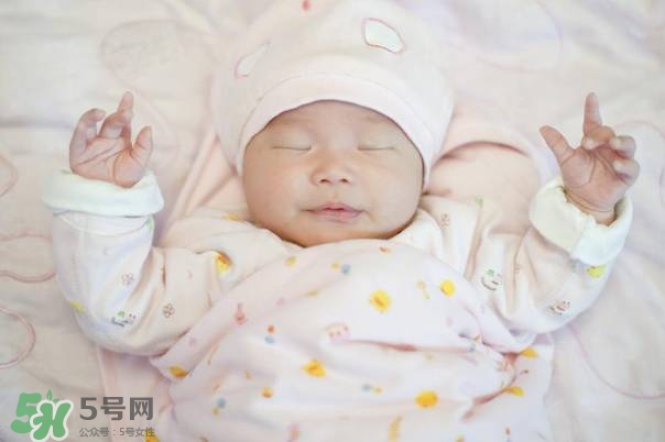 寶寶剛出生可以喝奶粉嗎？剛出生的寶寶喝多少奶粉？