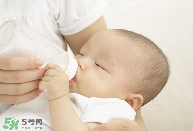 新生兒吐奶是什么原因？新生兒吐奶從鼻子出來怎么回事？