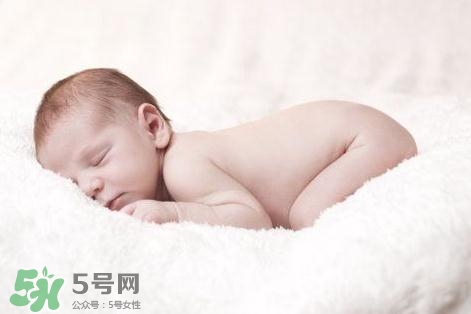 寶寶驚跳是什么癥狀？寶寶驚跳反應(yīng)怎么安撫？