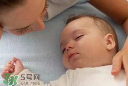 寶寶驚跳反應(yīng)什么時候消失？寶寶驚跳反射太頻繁怎么辦？