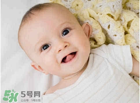 寶寶剛出生可以喝奶粉嗎？剛出生的寶寶喝多少奶粉？