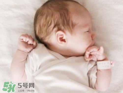 寶寶驚跳反應(yīng)什么時候消失？寶寶驚跳反射太頻繁怎么辦？