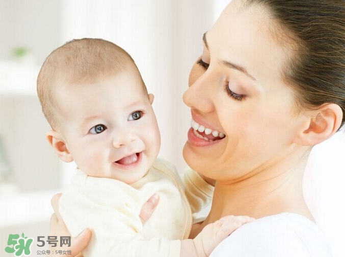 新生寶寶幾個(gè)月可以豎著抱？寶寶豎著抱的正確姿勢(shì)