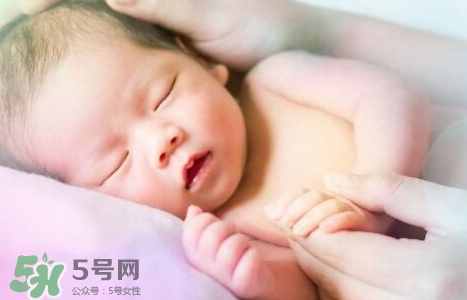 新生寶寶幾個(gè)月可以豎著抱？寶寶豎著抱的正確姿勢(shì)