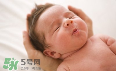 新生兒吐奶是什么原因？新生兒吐奶從鼻子出來怎么回事？