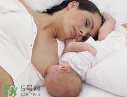 新生兒嗜睡吃奶量少要緊嗎？新生兒吃奶量少怎么辦？