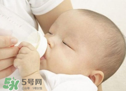 新生兒嗜睡吃奶量少要緊嗎？新生兒吃奶量少怎么辦？