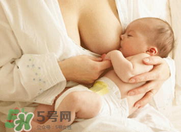 新生兒嗜睡吃奶量少要緊嗎？新生兒吃奶量少怎么辦？