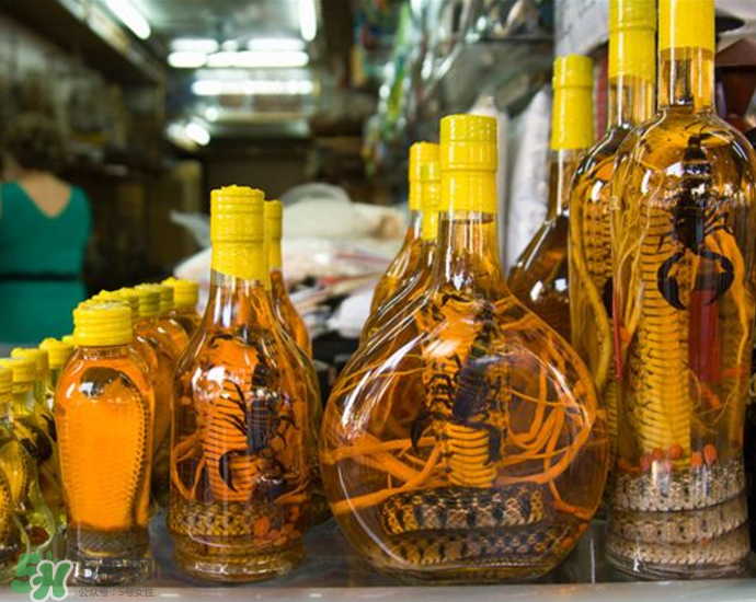 毒蛇泡在酒里為什么不死？毒蛇泡酒不死是什么原因？