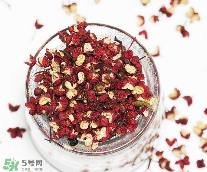 花椒泡腳能治白發(fā)嗎？花椒泡腳白發(fā)能轉(zhuǎn)黑嗎？