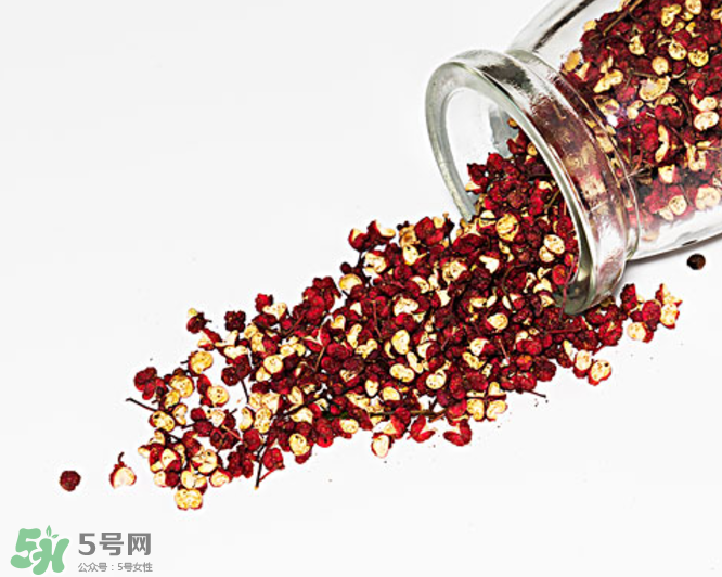 花椒泡腳能治白發(fā)嗎？花椒泡腳白發(fā)能轉(zhuǎn)黑嗎？