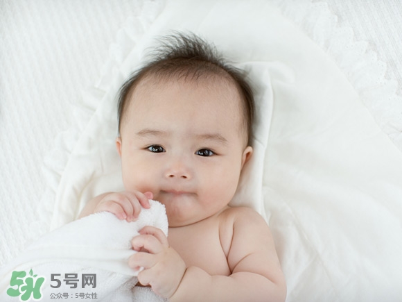 嬰兒幾個(gè)月可以做寶寶椅？嬰兒安全椅安裝方法