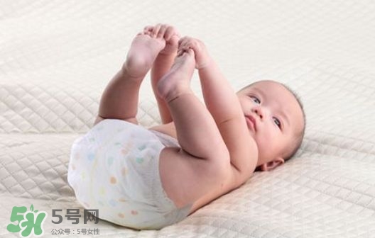 新生兒一天用多少尿不濕？新生兒尿不濕買多大的？