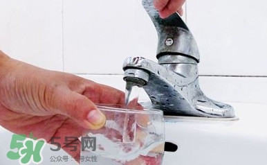 自來水為什么不能直接喝？自來水洗過的水果為什么可以吃？