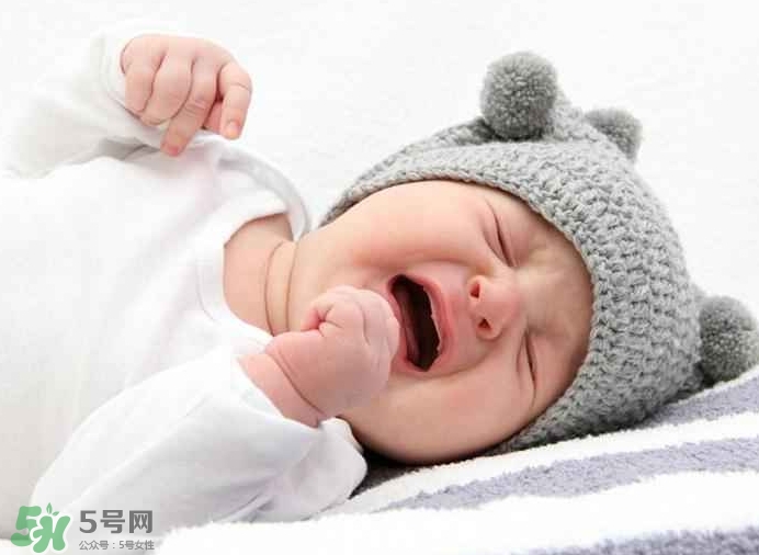 寶寶晚上哭鬧是怎么回事？寶寶晚上哭鬧不睡覺怎么辦？