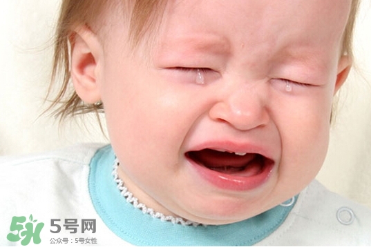 寶寶晚上哭鬧是怎么回事？寶寶晚上哭鬧不睡覺怎么辦？