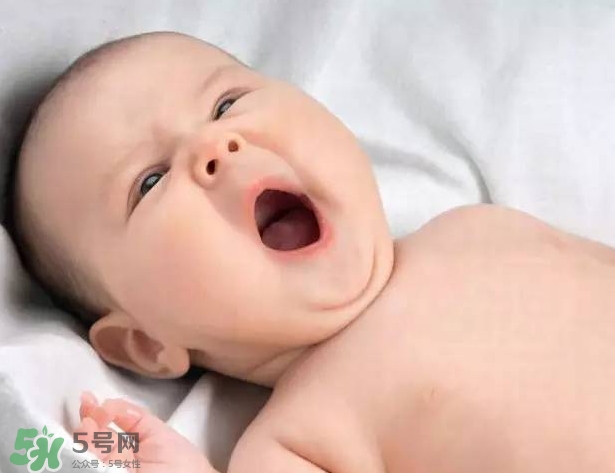 寶寶晚上哭鬧是怎么回事？寶寶晚上哭鬧不睡覺怎么辦？