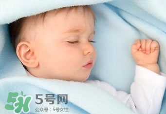 寶寶睡覺出汗多是什么原因？寶寶睡覺的常見誤區(qū)
