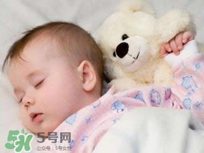 寶寶睡覺出汗多還要蓋被嗎？寶寶睡覺出汗多怎么辦？