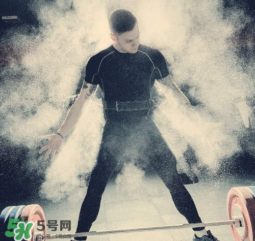 硬拉能練腹肌嗎？硬拉可以練腹肌嗎？