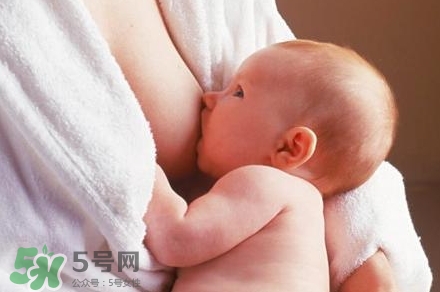 母乳喂養(yǎng)的寶寶大便怎樣正常？母乳喂養(yǎng)的寶寶需要補鈣嗎？