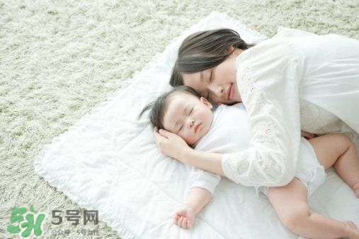 寶寶晚上哭鬧是怎么回事？寶寶晚上哭鬧不睡覺怎么辦？