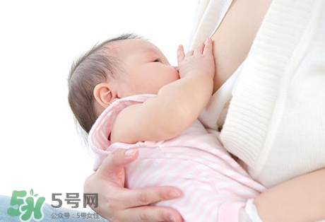 母乳喂養(yǎng)的寶寶需要喂水嗎？母乳喂養(yǎng)的重要性