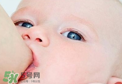 母乳喂養(yǎng)的寶寶大便怎樣正常？母乳喂養(yǎng)的寶寶需要補鈣嗎？