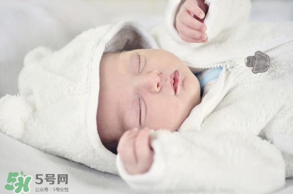 寶寶張嘴睡覺會變丑嗎？寶寶張嘴睡覺的危害