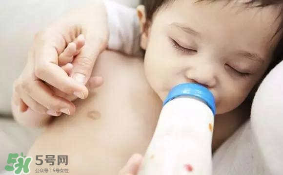 寶寶睡覺吃奶好嗎？寶寶睡覺吃奶怎么辦？