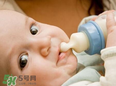 寶寶睡覺吃奶好嗎？寶寶睡覺吃奶怎么辦？