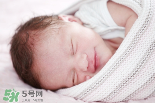 寶寶睡覺頭出汗是熱嗎？寶寶睡覺頭出汗是怎么回事？